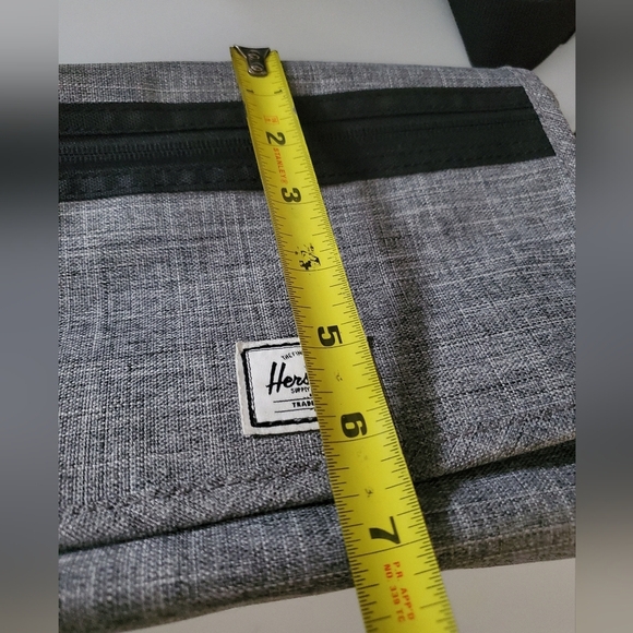 Herschel Classic Canvas Messenger Bag Black Grey White - Picture 13 of 16